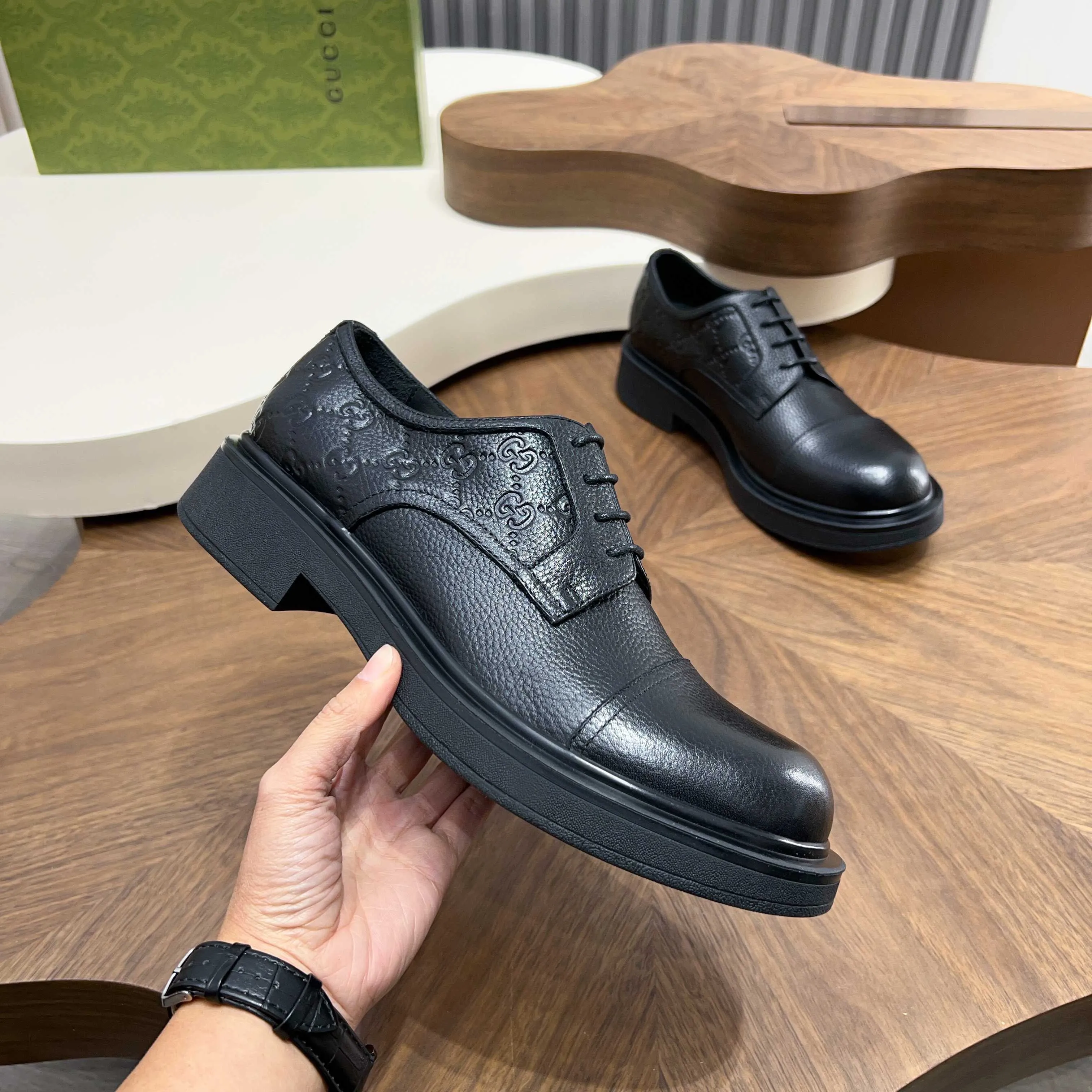 💰780 Gucci/Gucci new men’s lace-up shoes with GG details, matte cow leather derby shoes! The design of this men's lace-up shoe is rooted in the brand's heritage. Crafted from premium waxed cow leather, it is embellished with GG printed embossed suede leather details, a nod to Gucci's iconic monogram. The rubber sole decorated with GG pattern adds a touch of modern fashion to this design. Typical three-joint style design. European and American classic version, full calfskin lining. The overall upper texture is soft and the lining is comfortable and breathable. 2CM thickened soft rubber sole, easy to control. Versatile and stylish upper foot, multiple colors available to meet different matching needs, complete package! Size: 39-40-41-42-43-44 leather shoe size (38.45.46 can be customized)